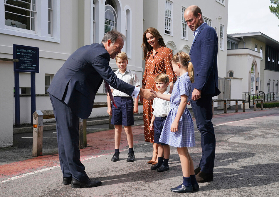 Принц Уильям и Кейт Миддлтон с детьми знакомятся с&nbsp;директором школы Джонатан Перри, Ламбрук 7 сентября 2022 года в Бракнелле, Англия