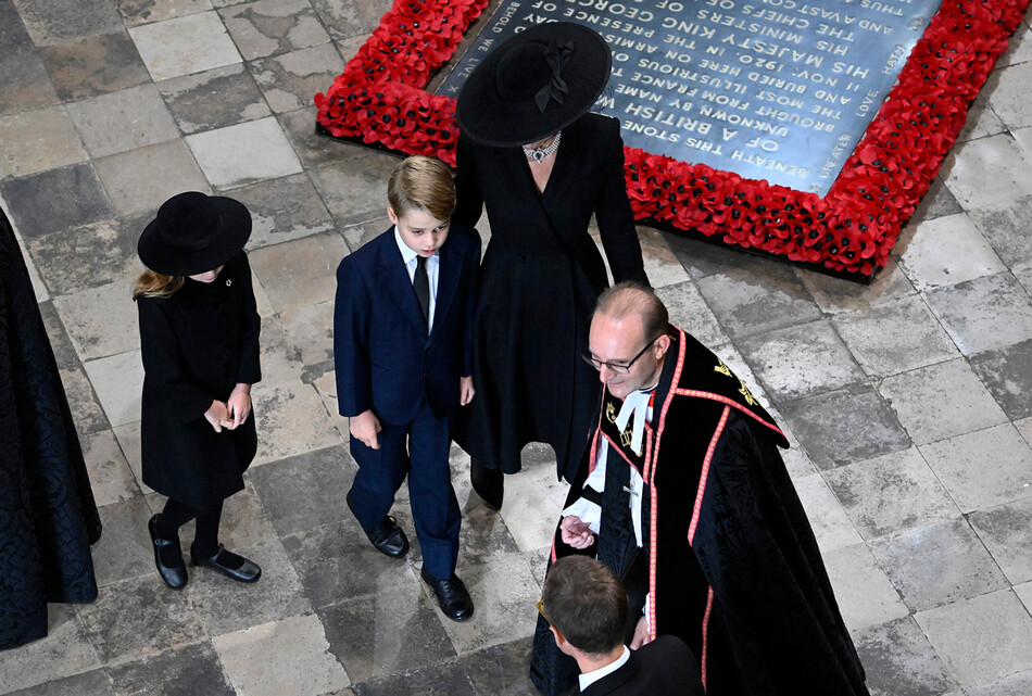 Кейт Миддлтон, принцесса Уэльская с детьми принцем Джорджем и принцессой Шарлоттой прибыли на церемонию&nbsp;похорон Елизаветы II&nbsp;в&nbsp;Вестминстерском аббатство, 19 сентября 2022 года в Лондоне, Англия