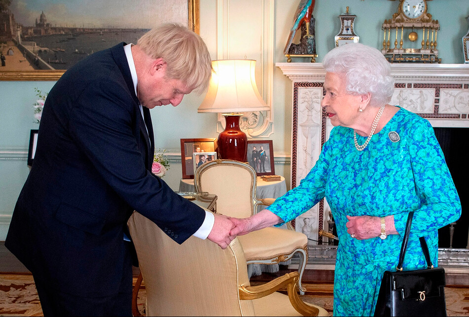 Королева Елизавета II приветствует новоизбранного лидера Консервативной партии Бориса Джонсона во время аудиенции, на которой она пригласила его стать премьер-министром и сформировать новое правительство в Букингемском дворце 24 июля 2019 года в Лондоне, Англия
