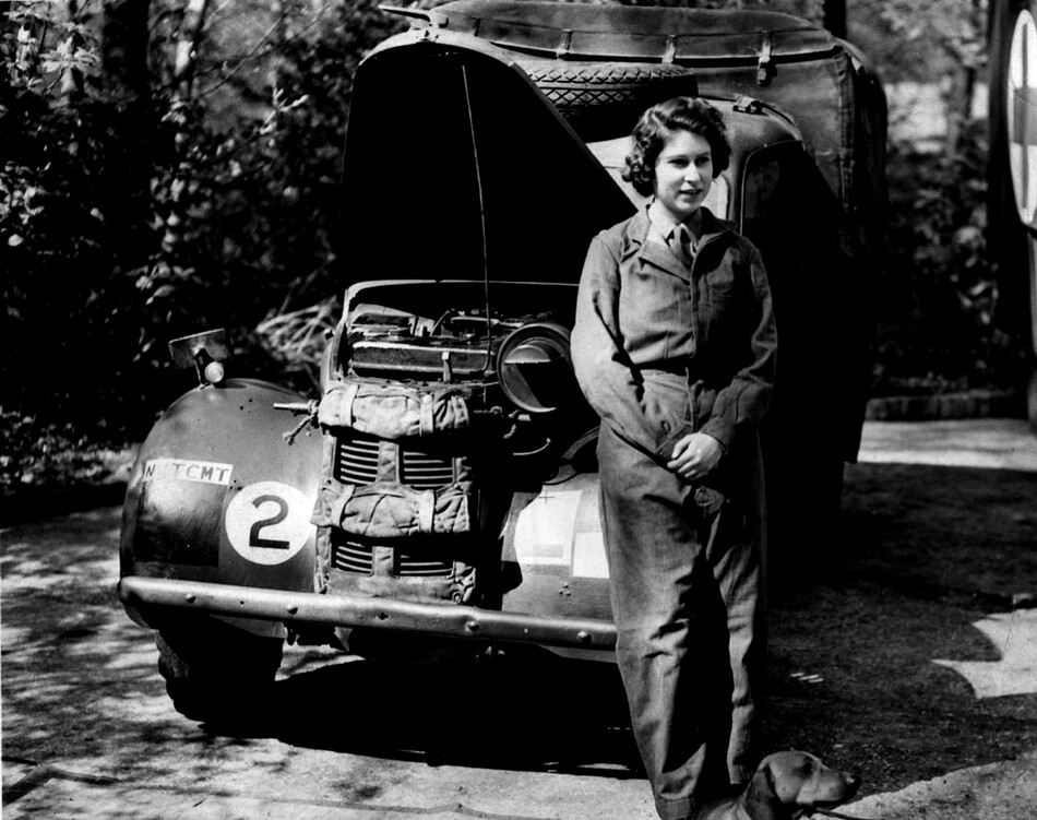 Принцесса Елизавета доказала, что знает, что происходит под капотом, работая механиком в женской вспомогательной территориальной службе во время Второй мировой войны