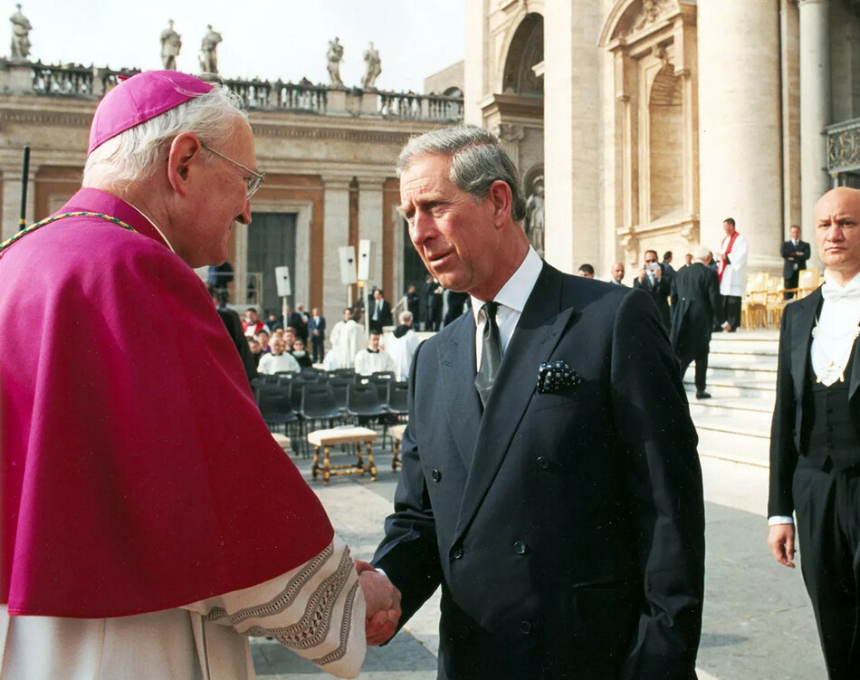 Принц Чарльз прилетел в Рим, чтобы представлять королеву на похоронах Папы за день до свадьбы с герцогиней Камиллой