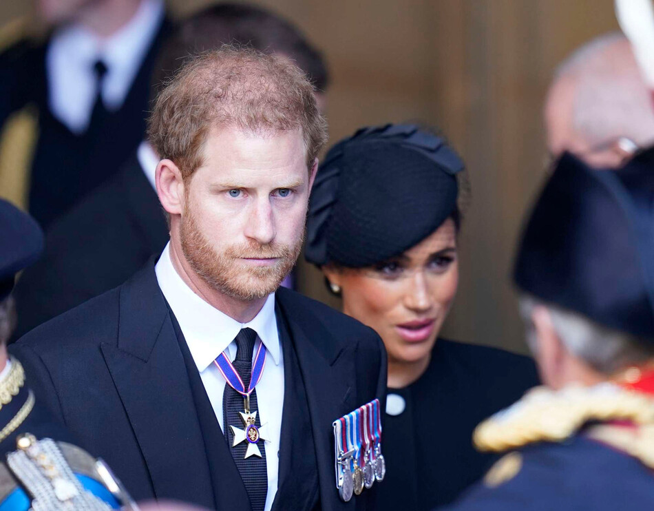 Принц Гарри, герцог Сассекский и Меган, герцогиня Сассекская выходят из Вестминстер-холла после выражения своего почтения королеве Елизавете II в Вестминстерском дворце, где стоял гроб монарха для прощания с поданными королевства, Лондон, 14 сентября 2022 года