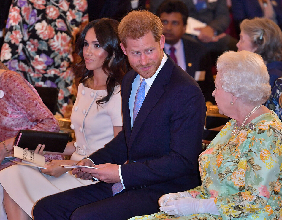 Принц Гарри, герцог Сассекский общается с королеваой Елизаветой II во время церемонии награждения молодых лидеров королевы в Букингемском дворце 26 июня 2018 года в Лондоне, Англия