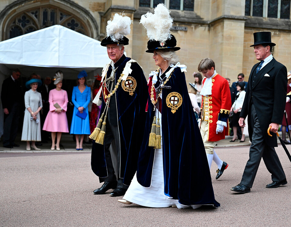 Принц Чарльз, принц Уэльский и Камилла, герцогиня Корнуолльская посещают службу Ордена Подвязки в часовне Святого Георгия 13 июня 2022 года в Виндзоре, Англия