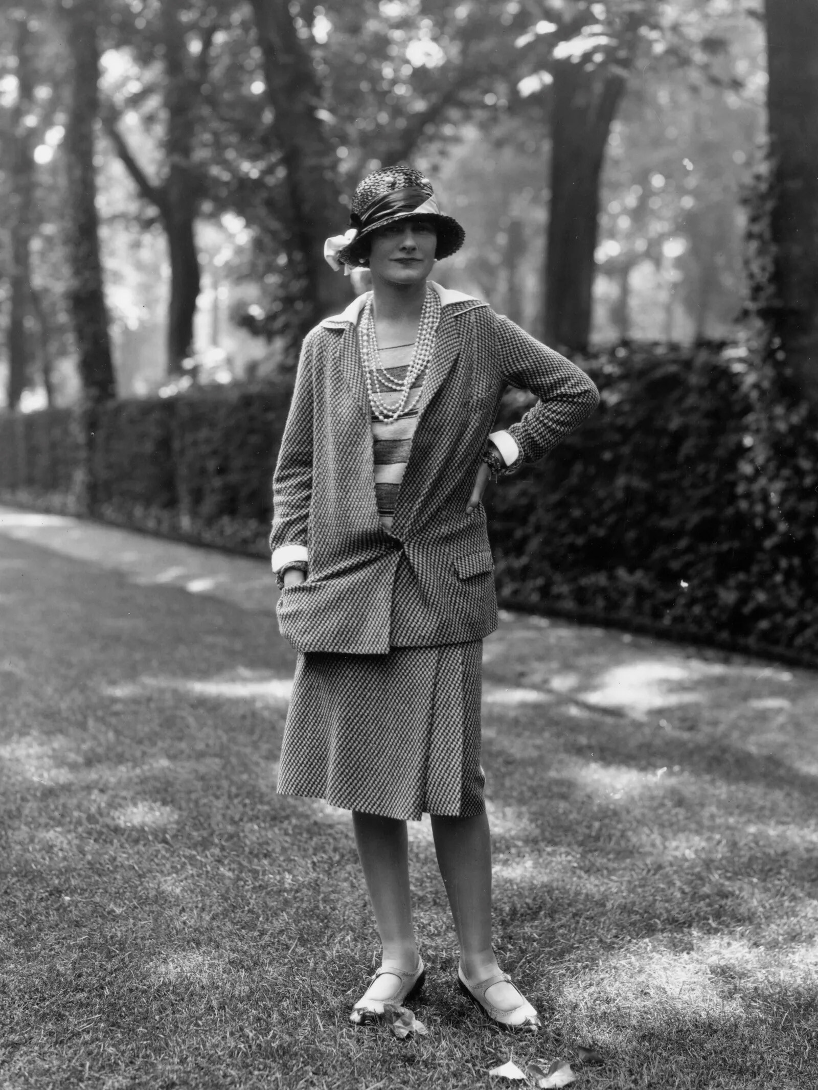 Коко Шанель в одном из оригинальных костюмов с твидовой юбкой, 1929 год