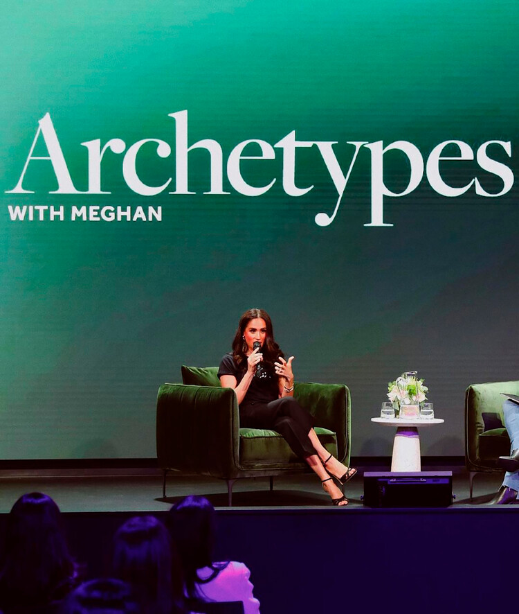 Меган Маркл на пресс-конференции, приуроченной запуску авторского подкаста &laquo;Архетипы&raquo; на платформе Spotify, 2022 г.
