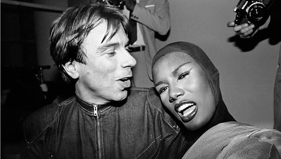 Французский модельер Тьерри Мюглер и ямайская модель, музыкант и актриса Грейс Джонс за кулисами первого модного показа Mugler в Bond's (на Таймс-сквер), Нью-Йорк, 6 мая 1980