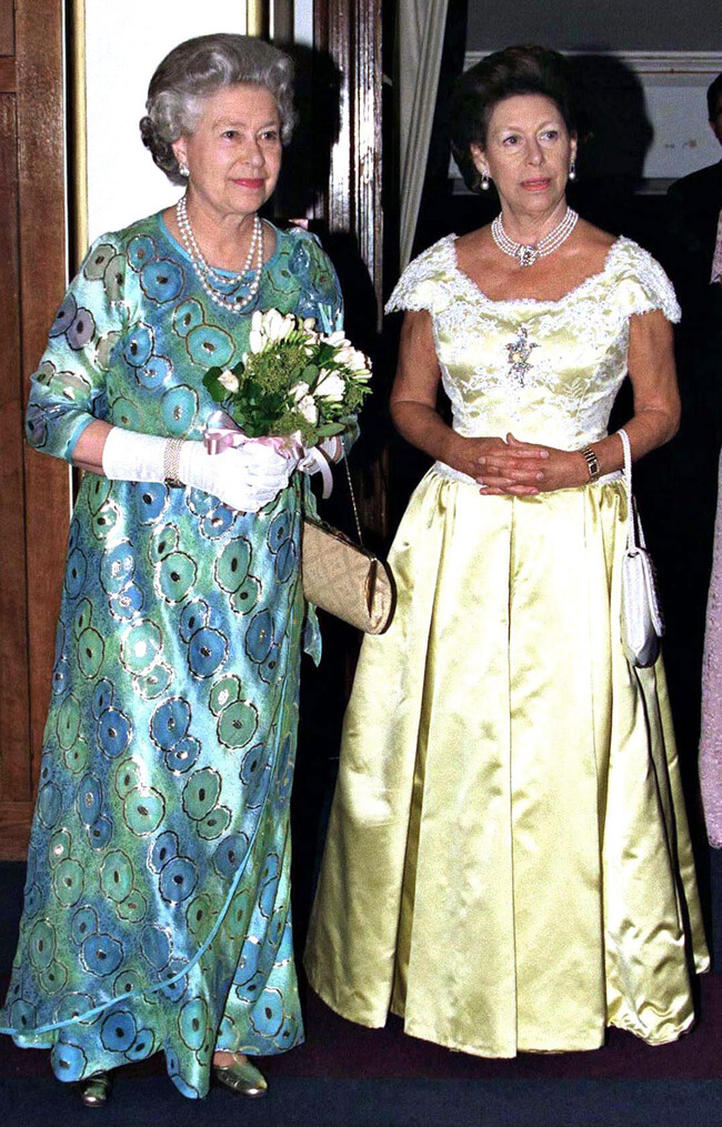Королева Елизавета II с принцессой Маргарет посещают благотворительный концерт в Королевском музыкальном колледже, 17 июля 1995 г., Лондон, Англия 