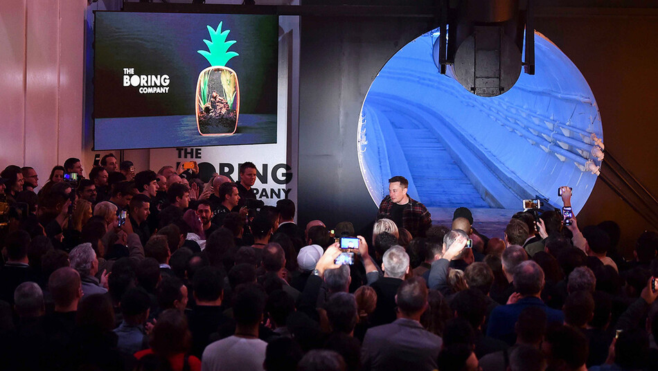 Илон Маск выступает на мероприятии, посвященном открытию испытательного туннеля Boring Co. Hawthorne в Хоторне, Калифорния, США, во вторник, 18 декабря 2018