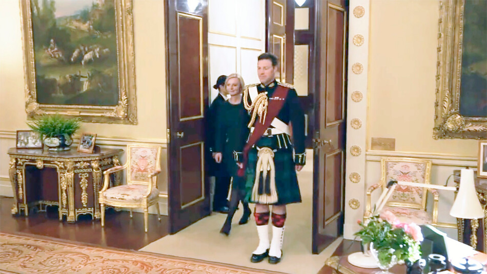 Премьер-министр Великобритании Лиз Трасс во время аудиенции c королём Чарльзом в Букингемском дворце 13 октября 2022 г.