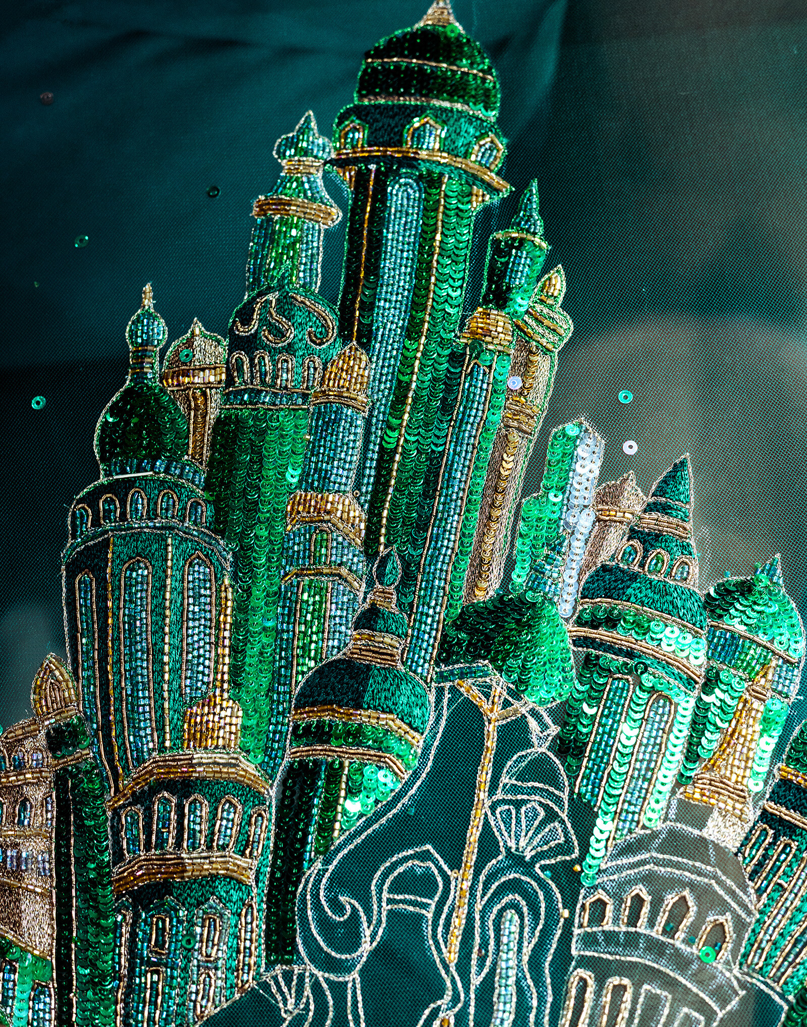 Ариана Гранде платье Rahul Mishra Couture Злая: Часть 2