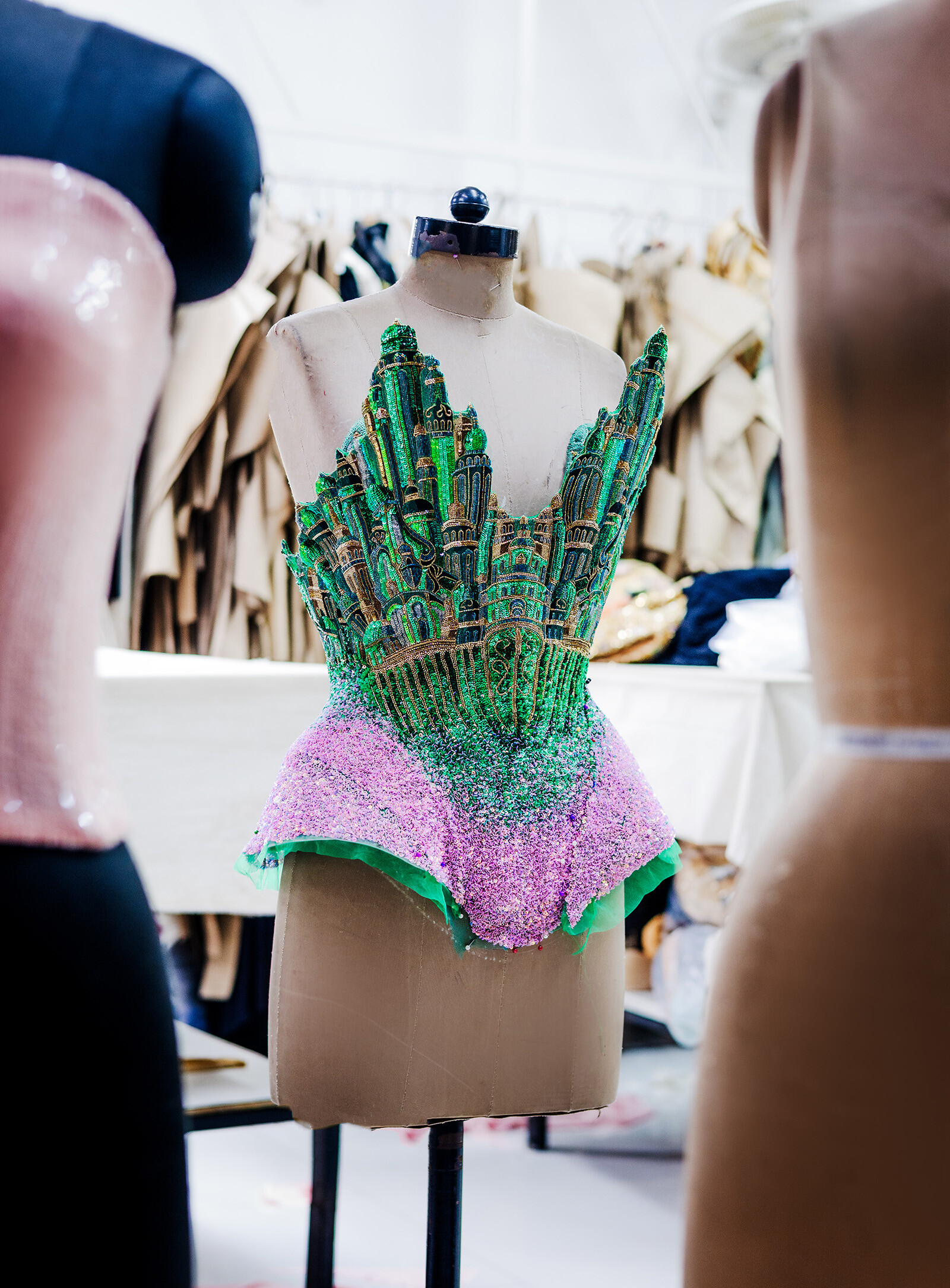 Ариана Гранде платье Rahul Mishra Couture Злая: Часть 2