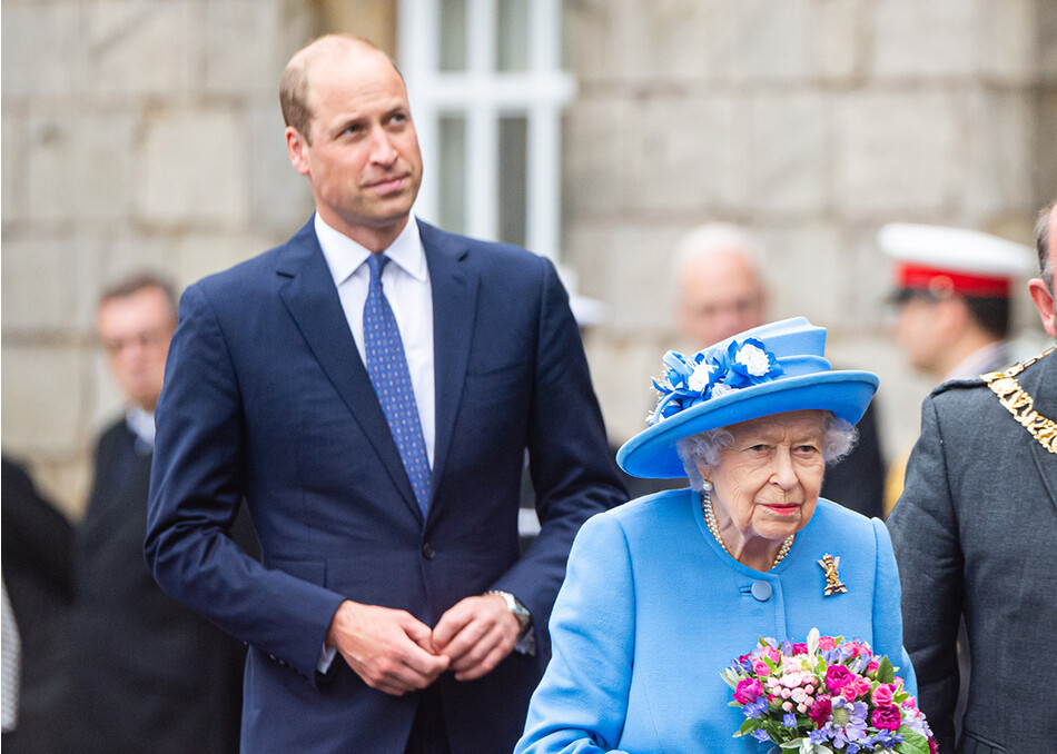Королева Елизавета II и принц Уильям, герцог Кембриджский, принимают участие в церемонии вручения ключей во дворце Холирудхаус 28 июня 2021 года в Эдинбурге, Шотландия