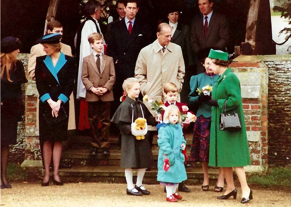 В сеть попали невиданные ранее фотографии королевской семьи во время отдыха в Сандрингеме