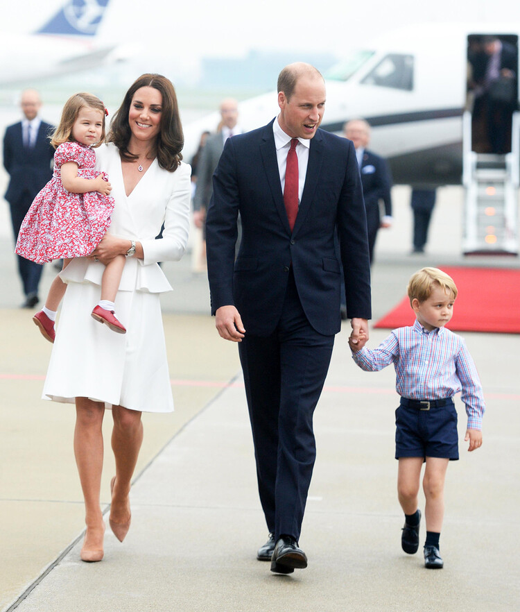 Кейт Миддлтон и принц Уильям с детьми принцем Джорджем и принцессой Шарлоттой в Варшаве, 2017