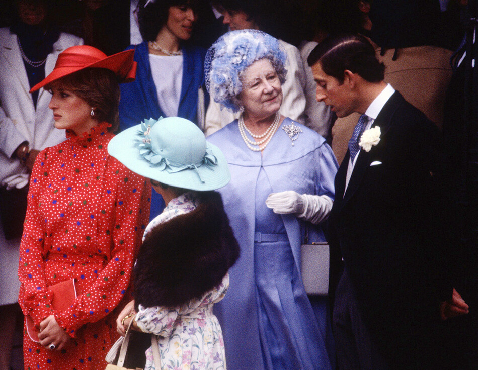 Диана, принцесса Уэльская, принцесса Маргарет, королева-мать и принц Чарльз выходят на свадьбу Николаса Сомса 4 июня 1981 года в церкви Святой Маргариты, Вестминстер, Лондон