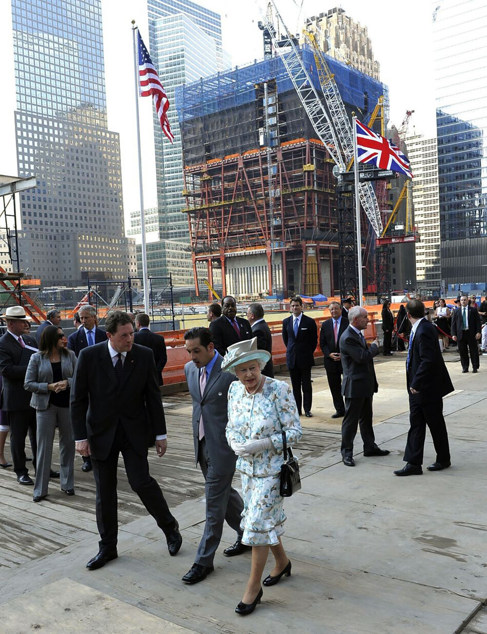 Королева Великобритании Елизавета II приветствует людей на открытии мемориала, посвященного британцам погибшим во Всемирном торговом центре 11 сентября 2001 года в районе мемориального Британского сада на Ганновер-сквер