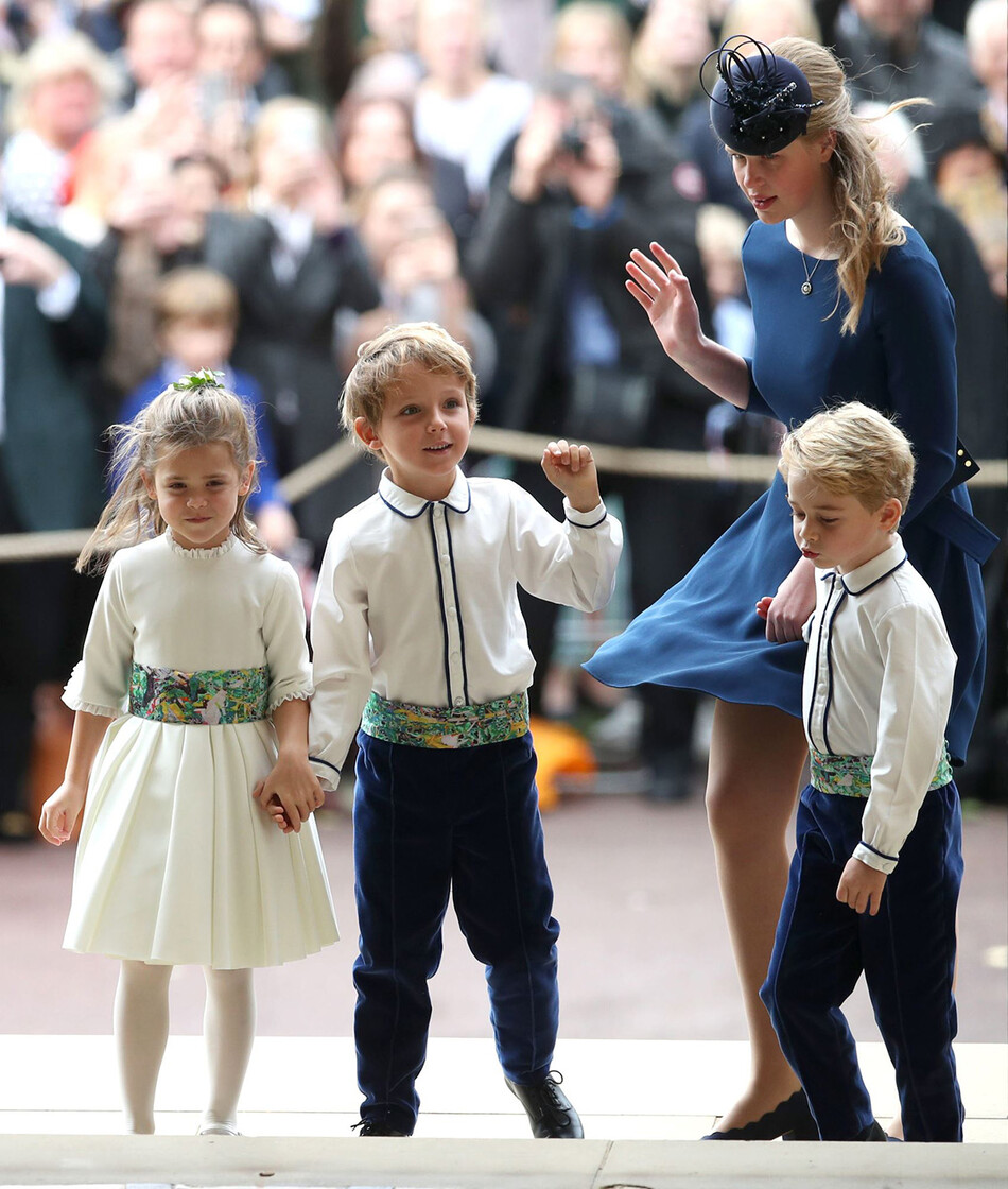 Леди Луиза с принцем Джорджем, маленькой подружкой невесты и мальчиком-пажем при входе в часовню Святого Георгия, в день свадьбы принцессы Евгении и Джека Бруксбэнка, 12 октября 2018 года, Лондон 