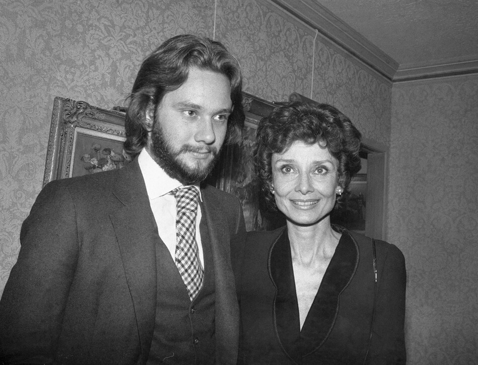 Одри Хепберн с сыном Шоном Хепбёрн Феррером, 27 ноября 1979, в Нью- Йорке, США