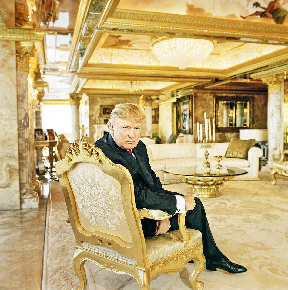 Дональд Трамп сфотографирован для журнала Forbes 25 августа 2005 года в своем пентхаусе в Нью-Йорке
