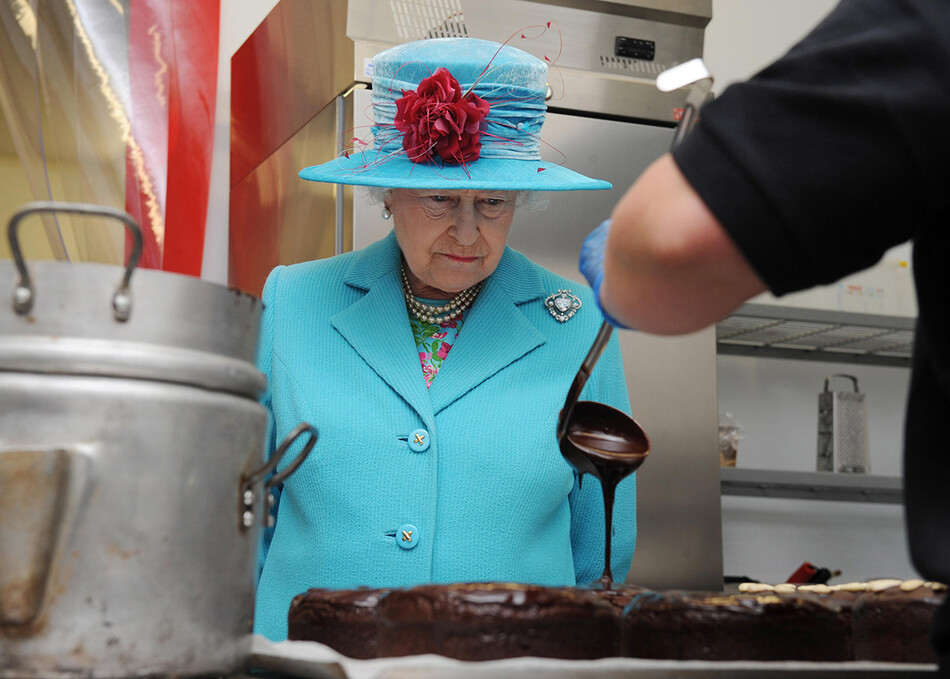 Королева Елизавета II наблюдает, как повар из Pie Mill готовит шоколадный торт в Агентстве сельских предприятий Камбрии, 5 июня 2008 года, Камбрия, Англия