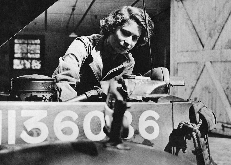Принцесса Елизавета проходит обучение на механика ATS, 1945 г.