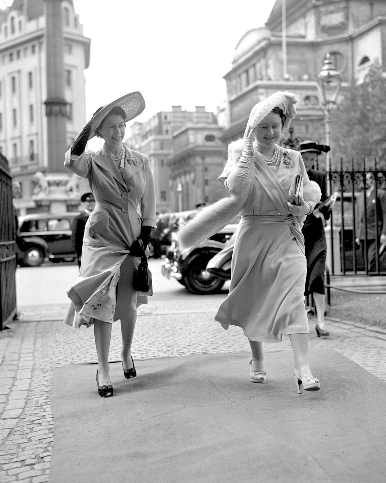 Королева Елизавета II с королева-мать Елизавета