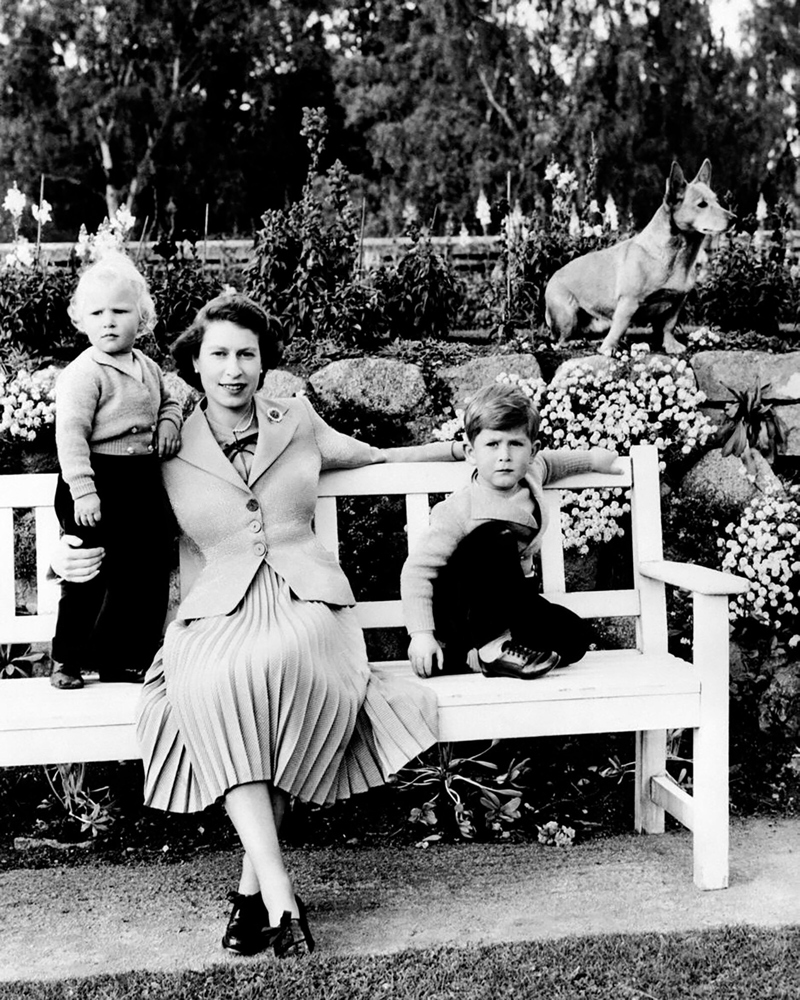 Король Карл III с матерью королевой Елизаветой II и принцессой Анной