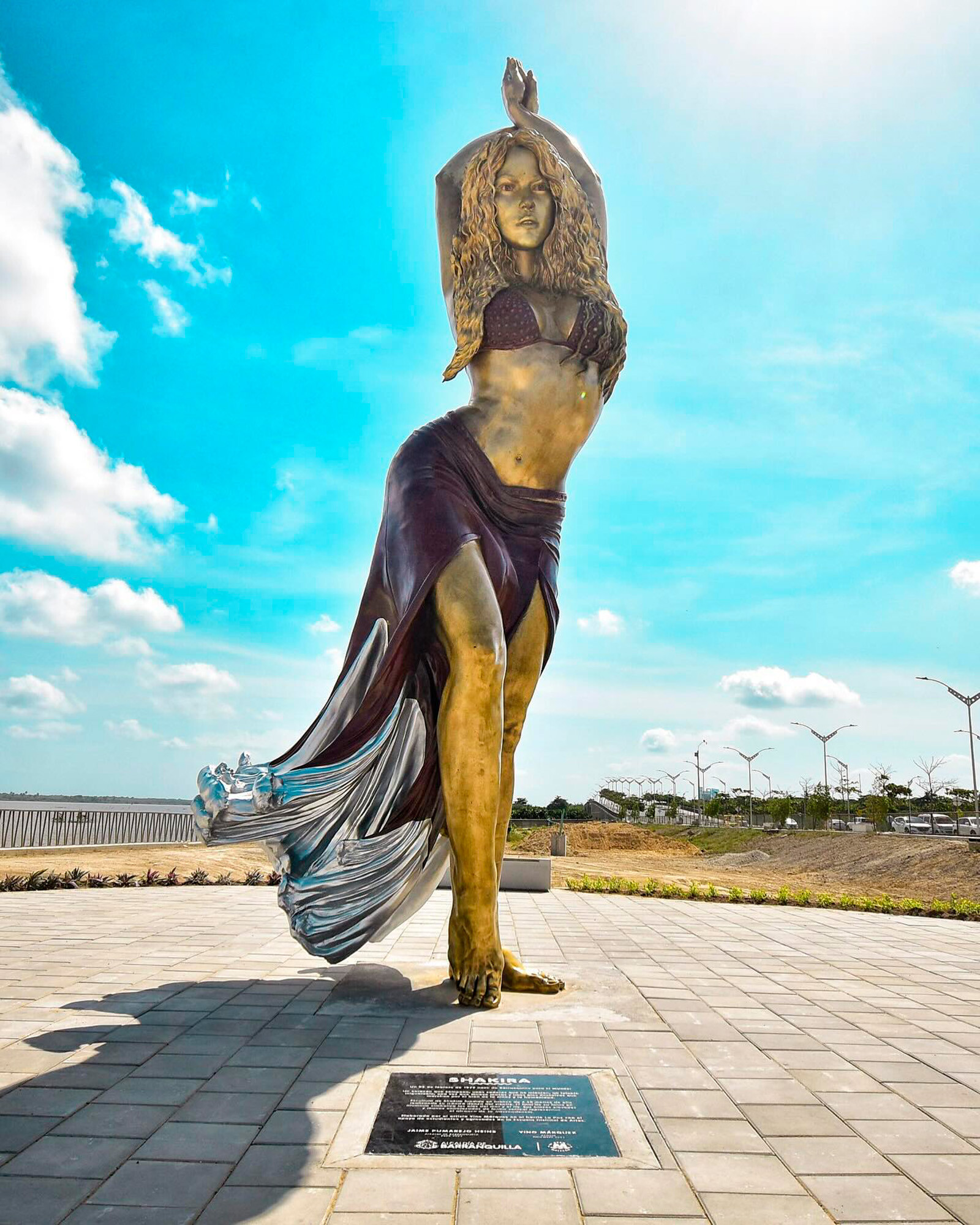 Шакире поставили памятник в её родном колумбийском городе