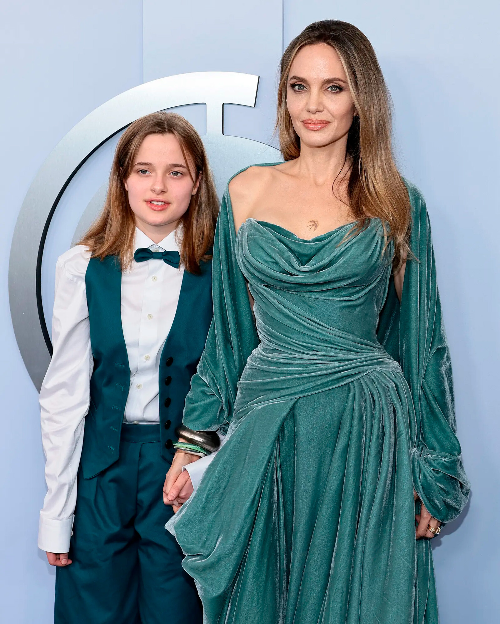 Вивьен Джоли появилась на красной дорожке Tony Awards 2024 вместе с мамой