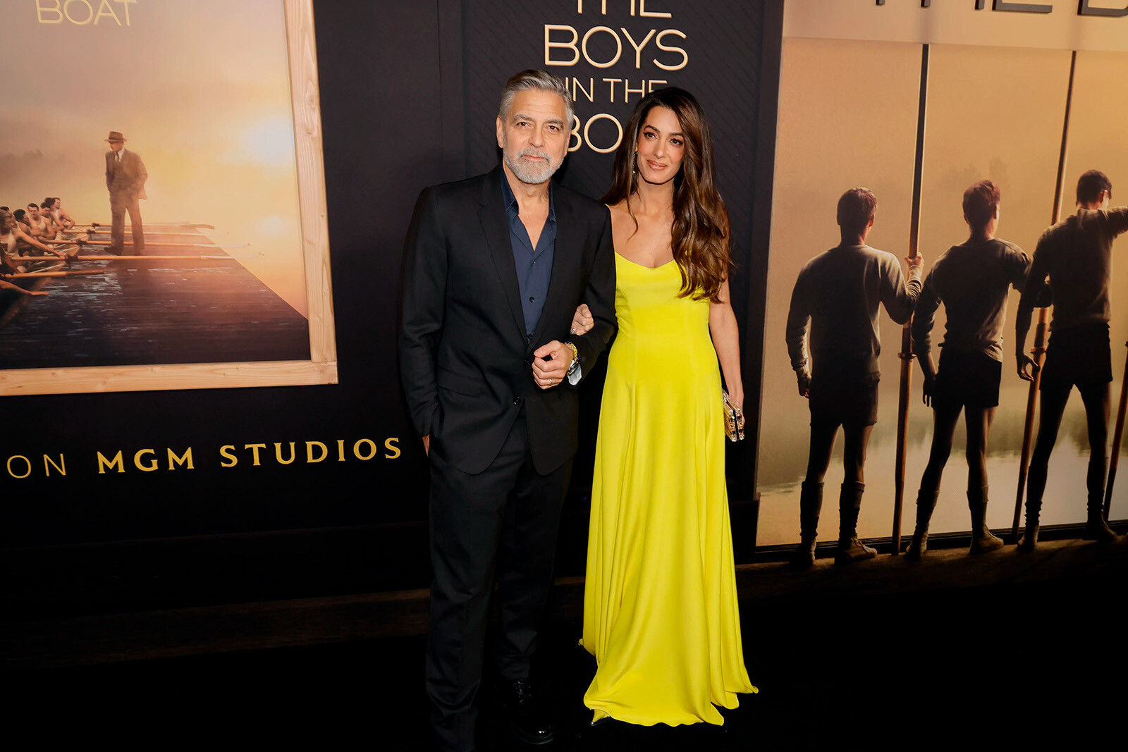 Амаль Клуни сияет в жёлтом платье на премьере фильма &laquo;Парни в лодке&raquo; в Лос-Анджелесе
