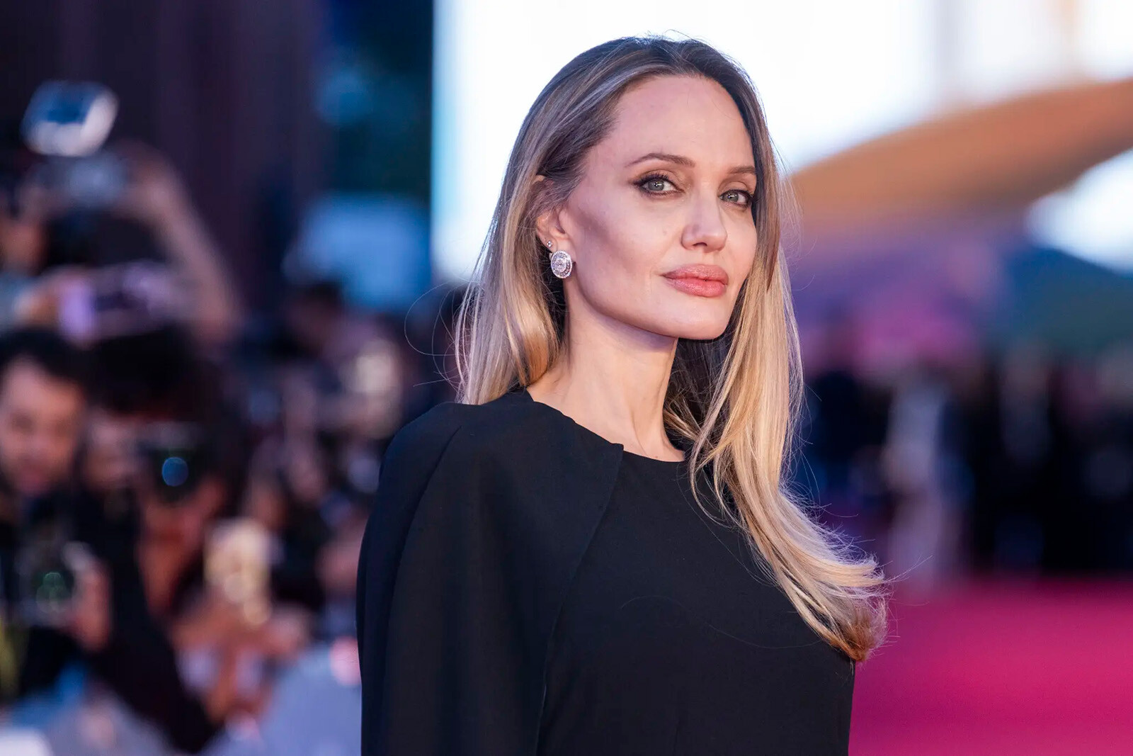 Анджелина Джоли готовится покинуть США