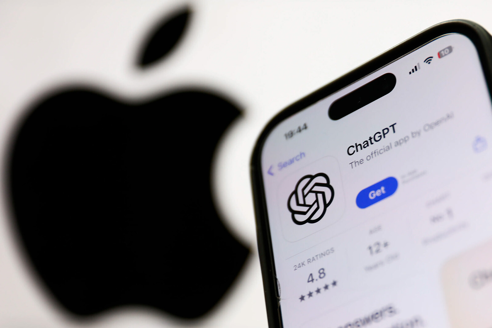Apple подали в суд на OpenAI