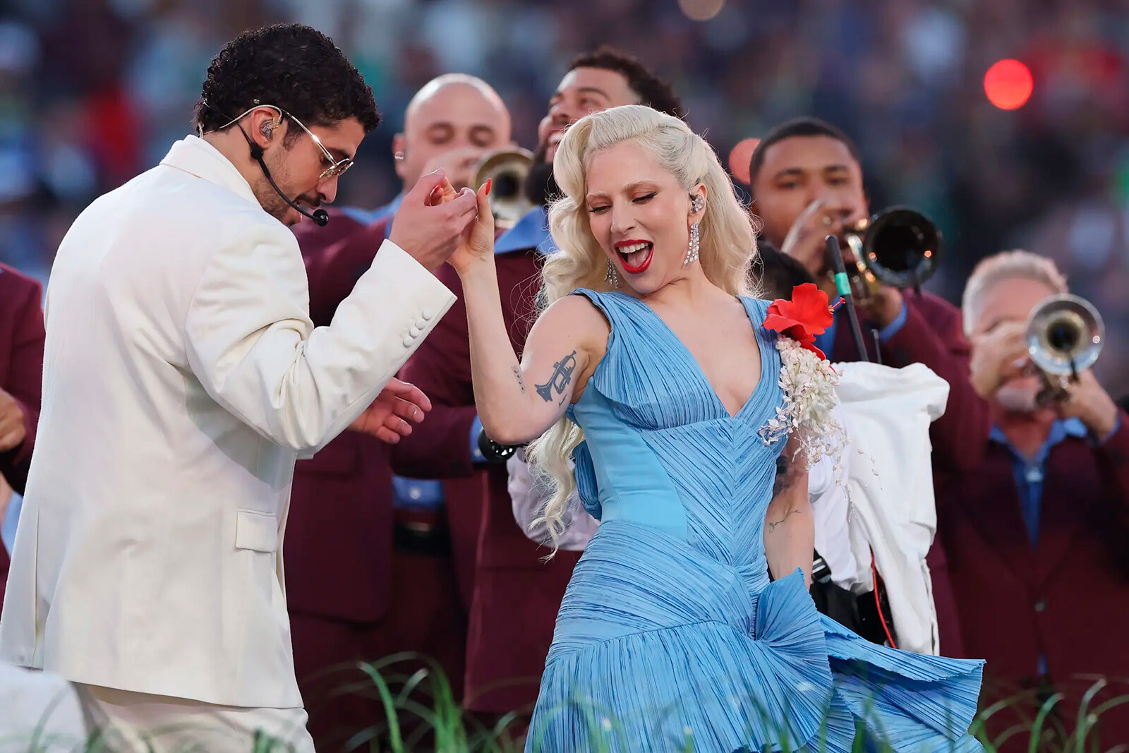 Леди Гага и Bad Bunny во время перерыва Супербоула, 2026
