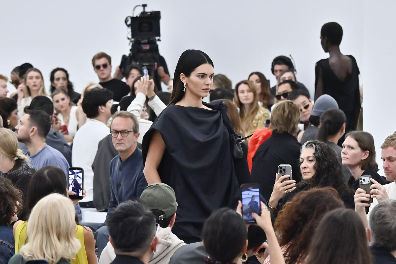 Bottega Veneta весна-лето 2027: Луиза Троттер сняла с бренда лишний вес
