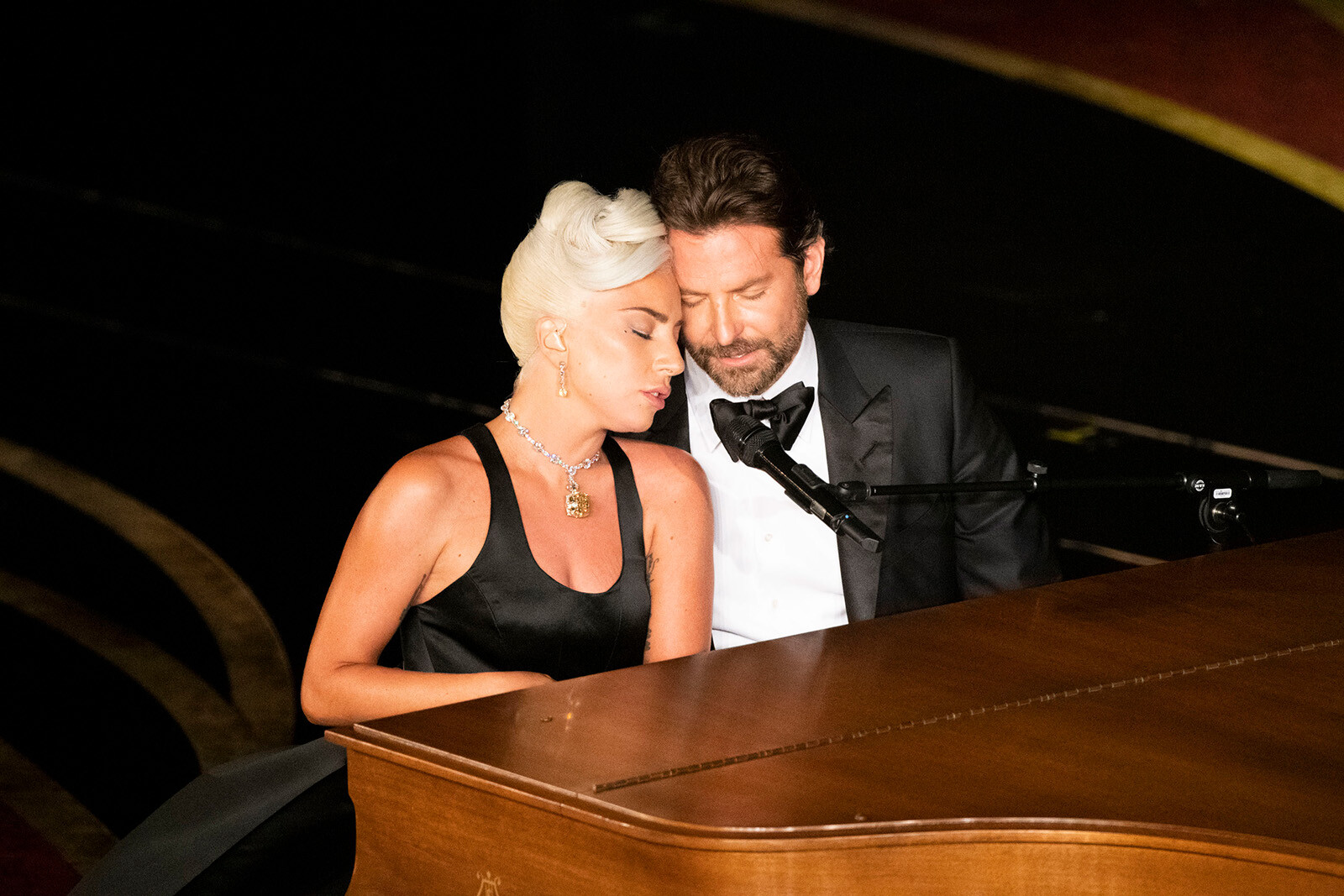 Леди Гага с Брэдли Купером&nbsp;на премию &laquo;Оскар&raquo;