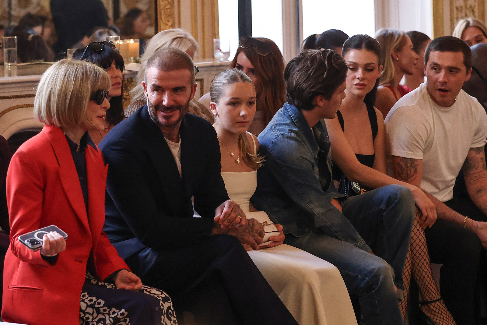 Анна Винтур с семьей&nbsp;Бекхэм на показе&nbsp;Victoria Beckham сезона весна-лето 2024