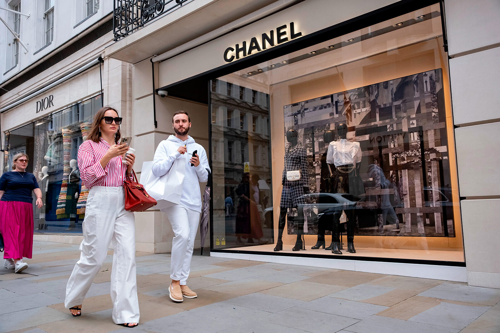 Похоже на фильм: в Париже дерзко ограбили бутик Chanel - MainStyles.ru