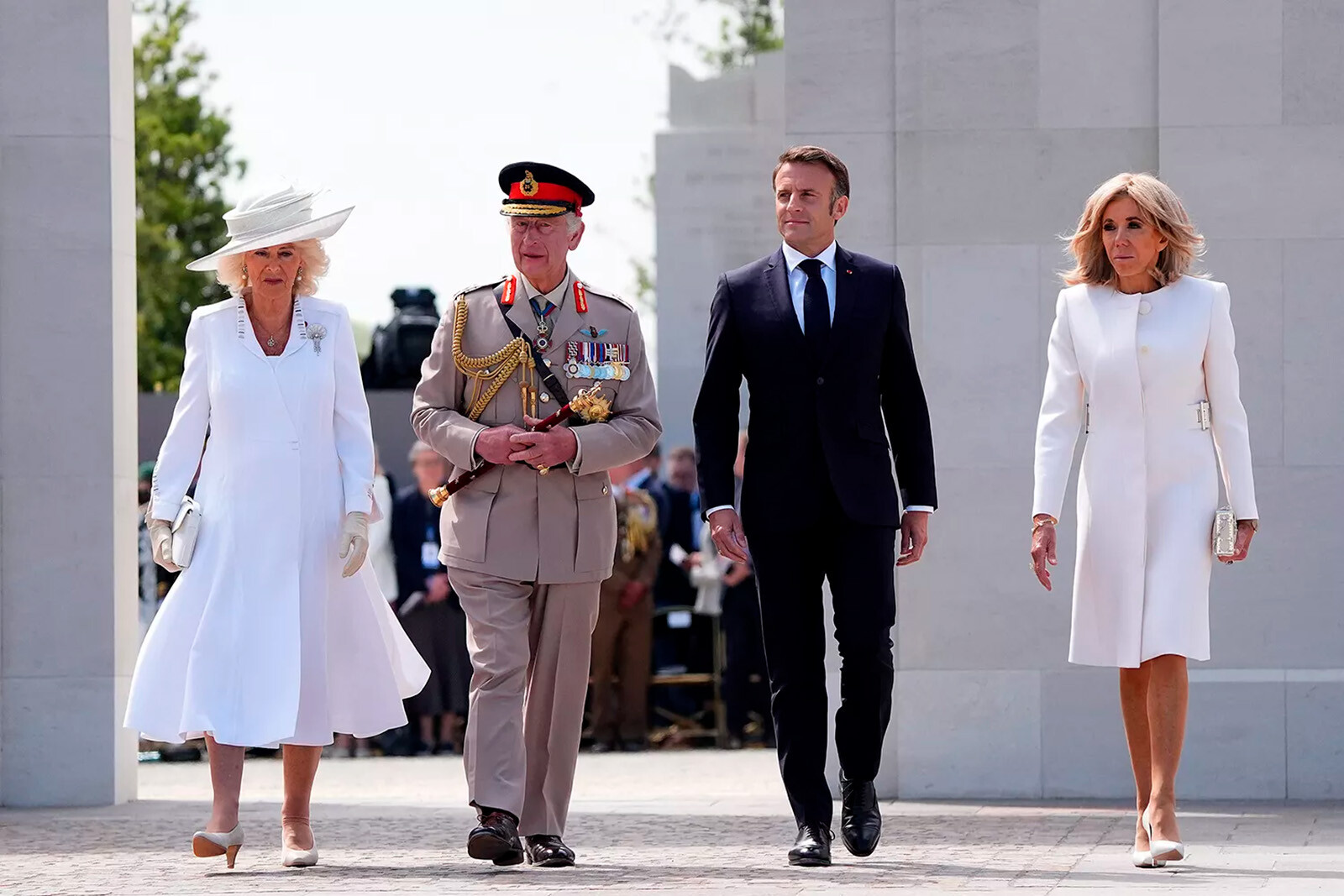 Королева Камилла, король Чарльз, президент Франции Эммануэль Макрон и первая леди Брижит Макрон на мероприятии по случаю годовщины Дня Д во Франции 6 июня 2024 года
