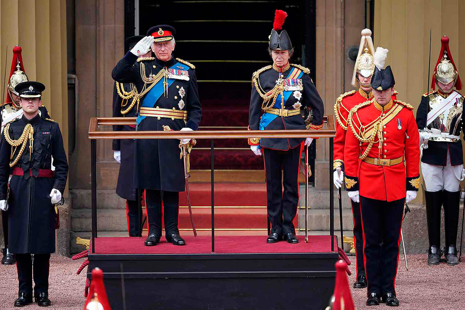 Король Великобритании Карл III и британская принцесса Анна присутствуют на официальной церемонии вручения нового суверенного штандарта синим и королевским особам в Букингемском дворце в Лондоне, 15 июня 2023 года