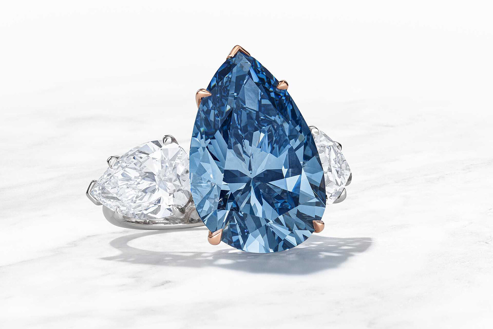 Самый крупный голубой бриллиант ушёл с торгов за $44 млн
