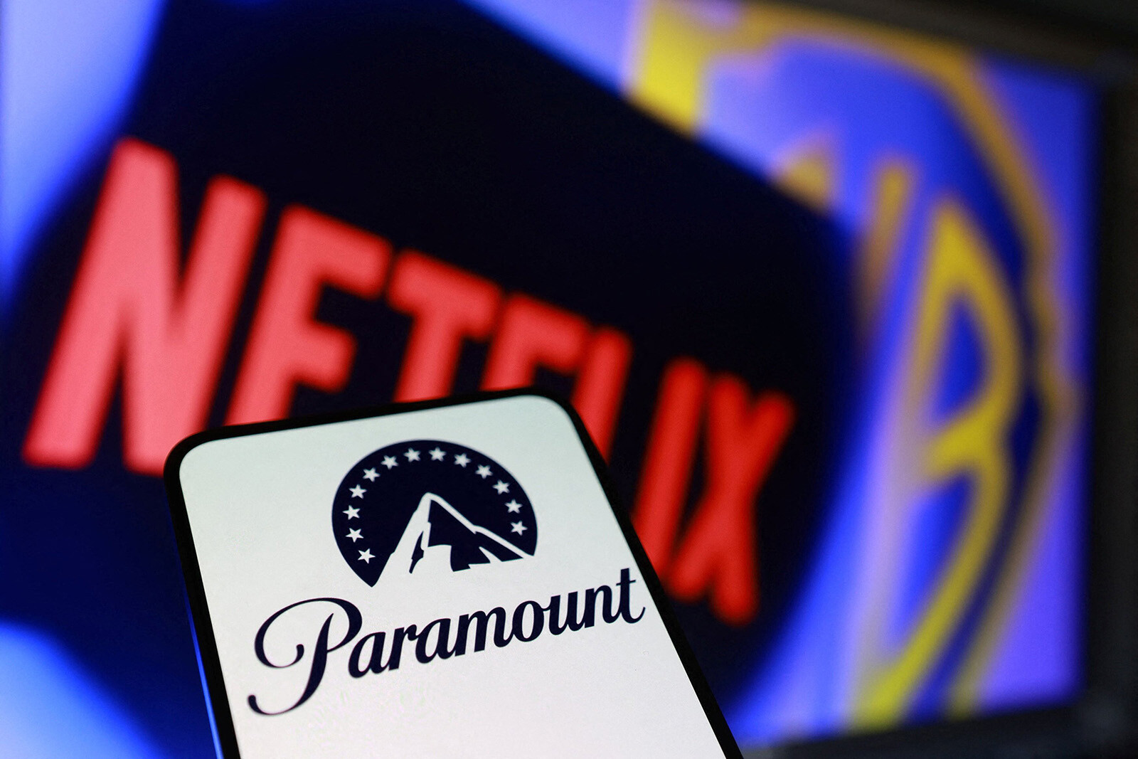 В Disney с интересом наблюдают за борьбой Netflix и Paramount за Warner Bros.
