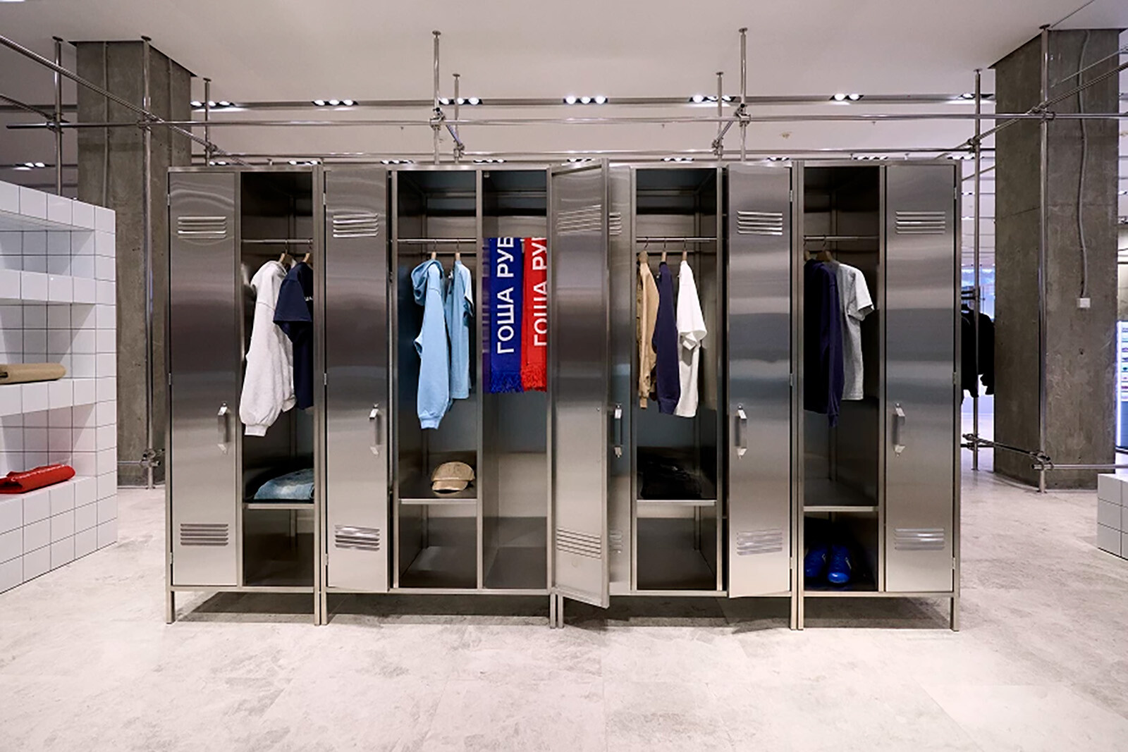 Бренд Гоши Рубчинского в ТЦ Цветном