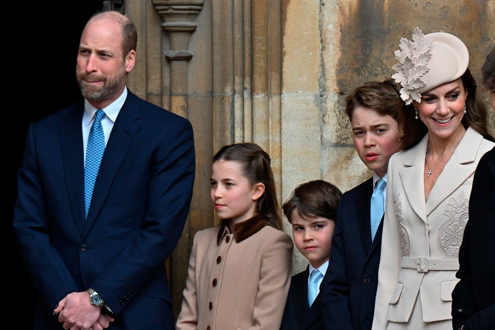 Принц Уильям, Кейт Миддлтон, принц Джордж, принцесса Шарлотта и принц Луи посещают пасхальную церковную службу 5 апреля 2026 года
