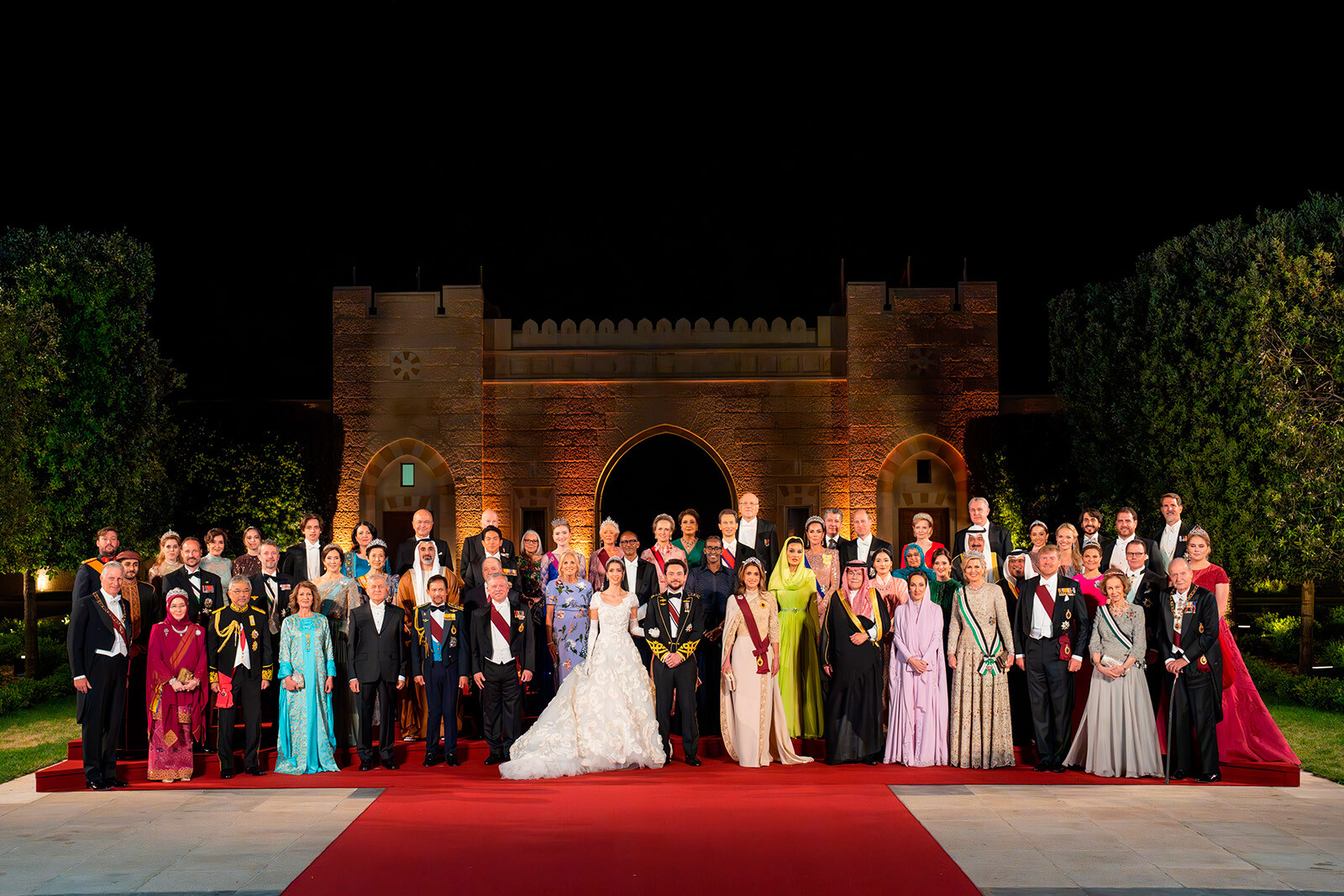 Групповой свадебный портрет принца Иордании Аль-Хусейн и&nbsp;Раджва Аль Хусейн, 2023