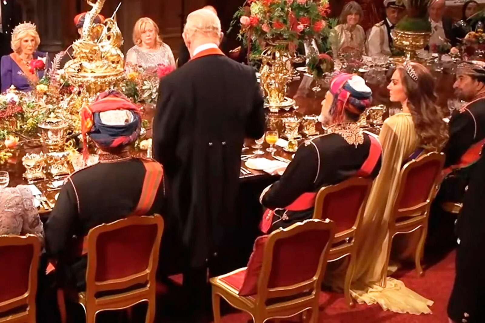Kate-Middleton-dress-got-caught-under-chair-leg-003-Mainstyle.jpg