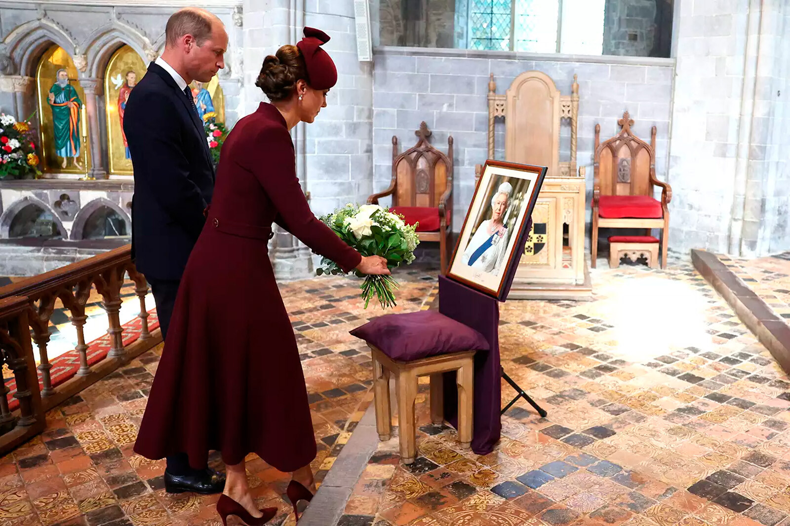 Кейт Миддлтон возложила цветы в первую годовщину смерти королевы Елизаветы II