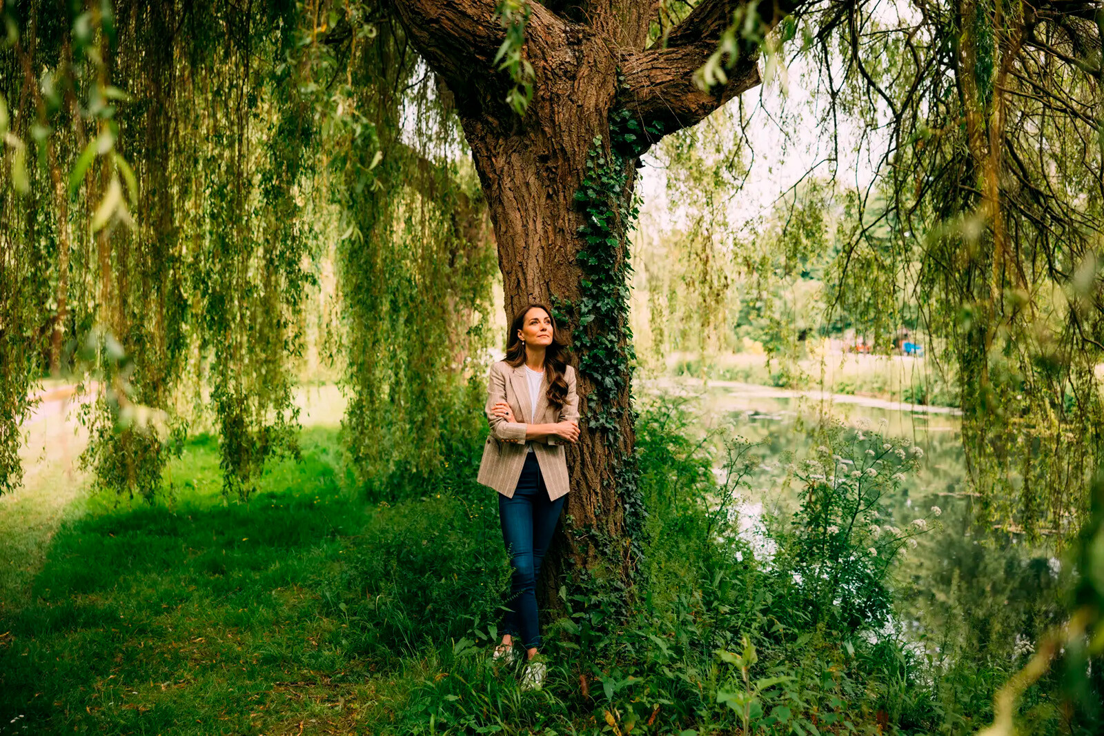 Кейт Миддлтон&nbsp;на природе в Виндзоре в джинсах и блейзере