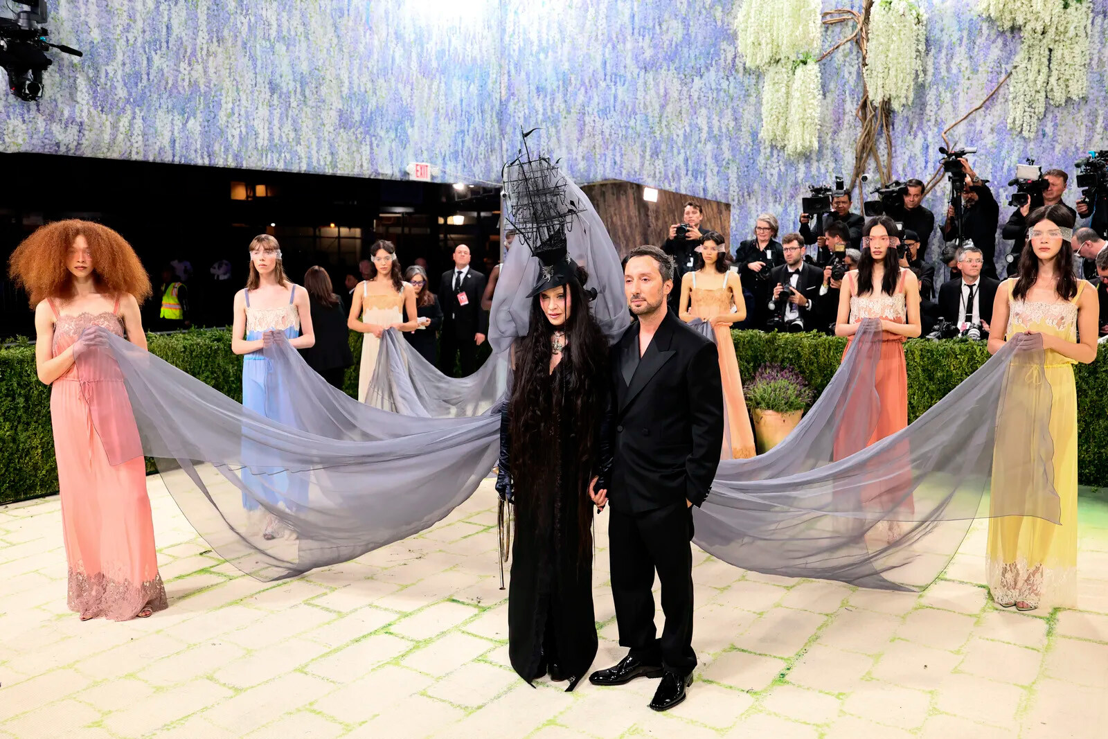 Как неизвестная модель стала частью самого театрального выхода Met Gala 2026 вместе с Мадонной