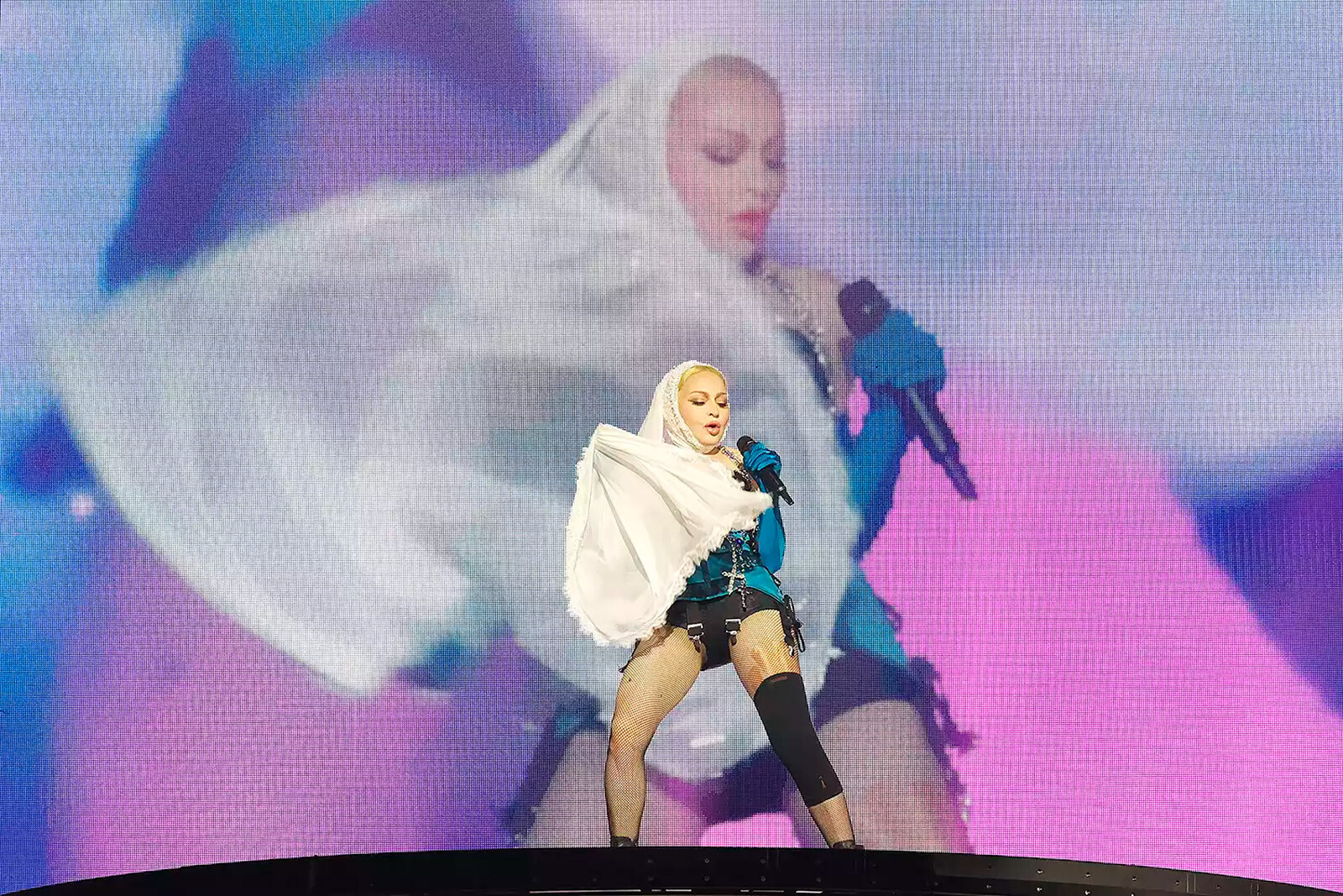 Мадонна во время тура The Celebration Tour